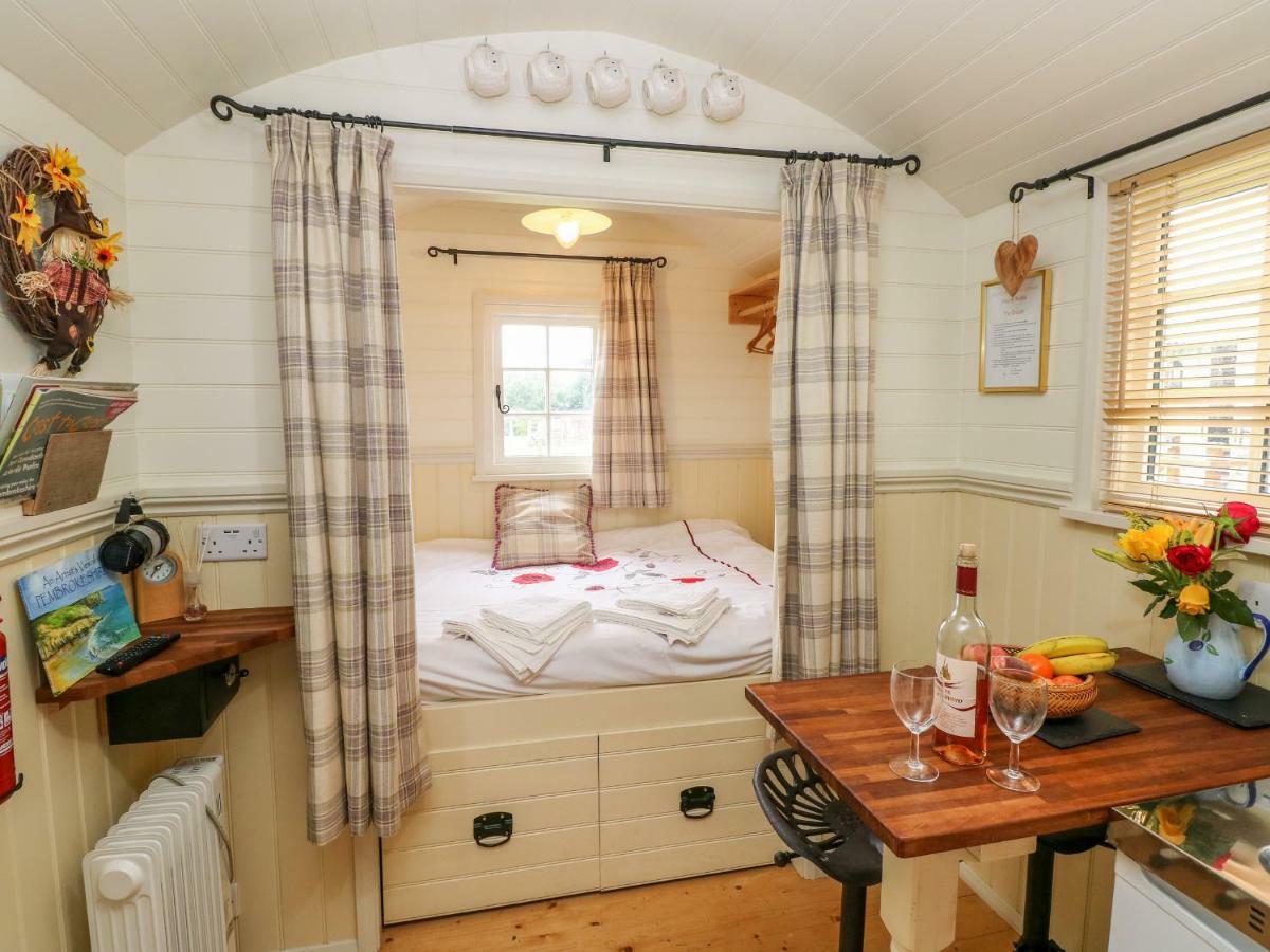 Shepherds Hut - The Crook Milford Haven Bagian luar foto