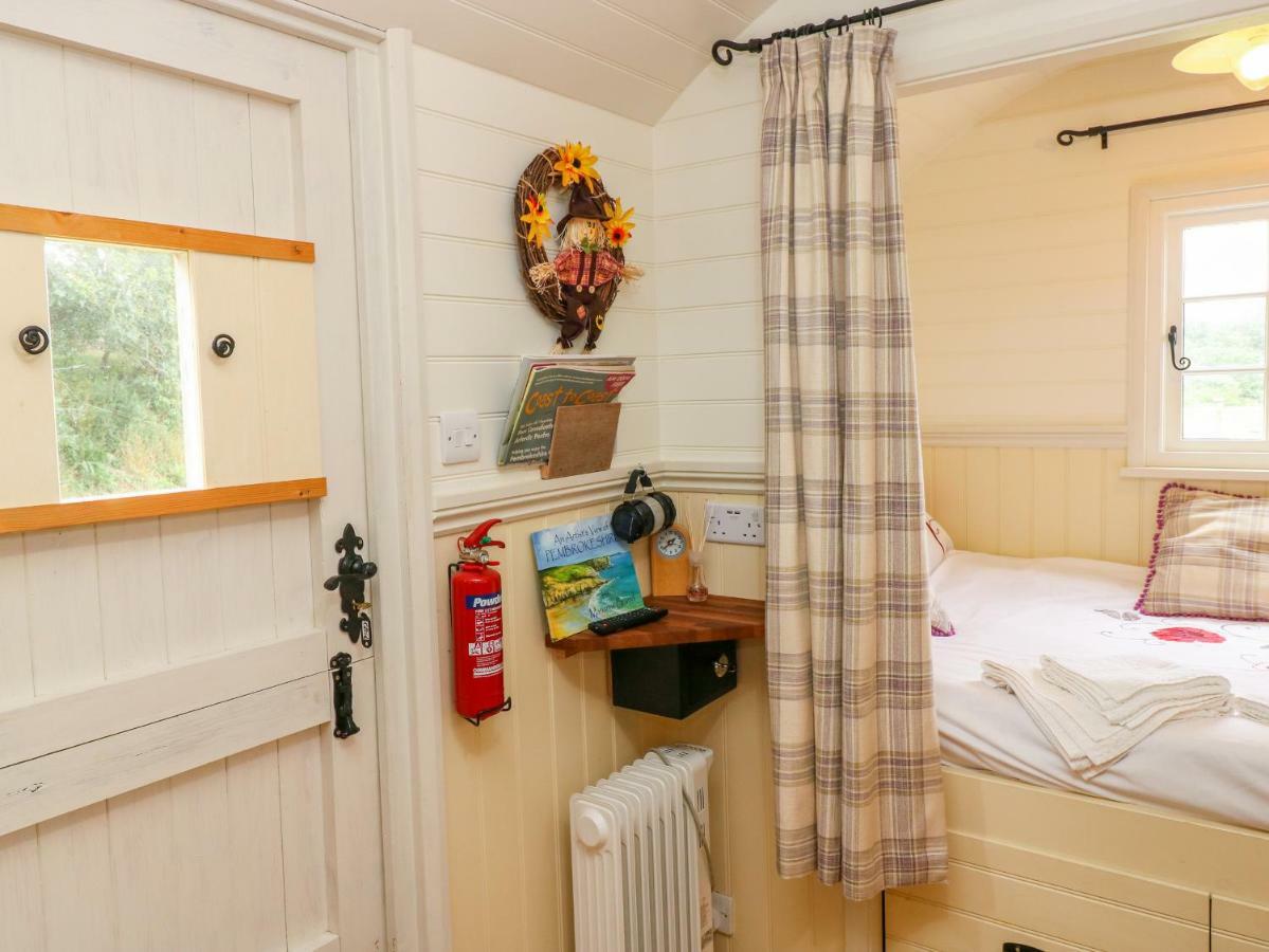 Shepherds Hut - The Crook Milford Haven Bagian luar foto